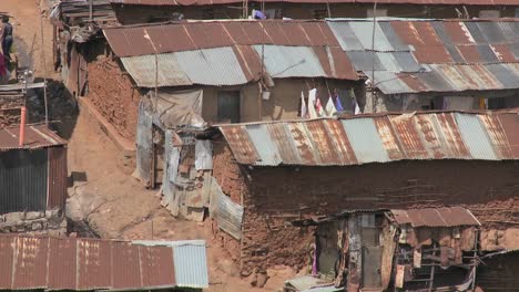 Alejarse-De-Un-Barrio-Pobre-Asolado-Por-La-Pobreza-En-Las-Afueras-De-Nairobi,-Kenia