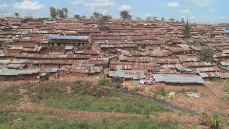 Schwenk-über-Einen-Slum-In-Nairobi-Kenia