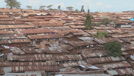 Schwenk-über-Ein-Slumgebiet-In-Nairobi,-Kenia