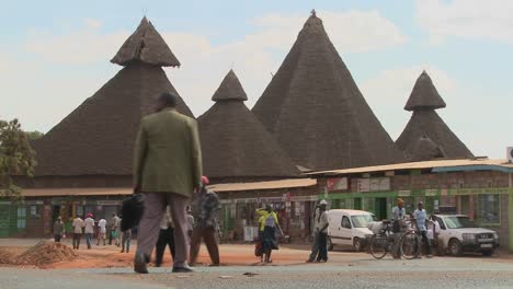 Ungewöhnliche-Strohdachkonstruktionen-In-Kenia-Sind-Ein-Gemeinschaftsmarkt