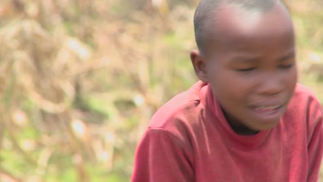 Ein-Junger-Mann-Lächelt-In-Die-Kamera-In-Afrika