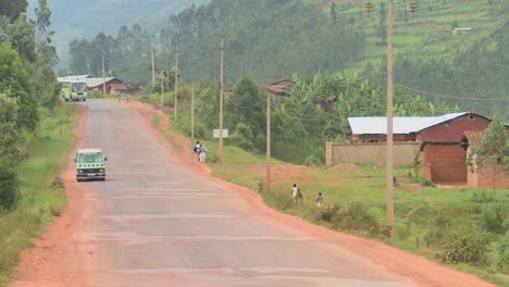 Ein-Minibus-Fährt-Eine-Landstraße-In-Ruanda-Entlang