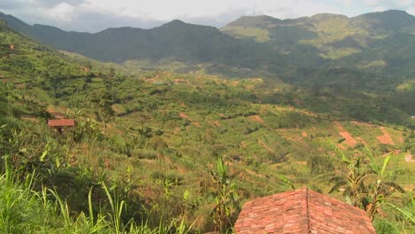 Schwenk-über-Die-üppige-Tropische-Landschaft-Ruandas