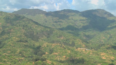 Zeitrafferaufnahme-Von-Wolken-Und-Schatten,-Die-Sich-über-Das-Reiche-Terrassierte-Ackerland-Ruandas-Bewegen