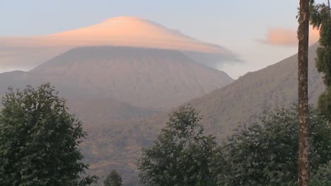 XEine-Seltsame-Wolke-Bildet-Sich-Am-Gipfel-Der-Virunga-Vulkankette-An-Der-Grenze-Zu-Ruanda-Kongogo