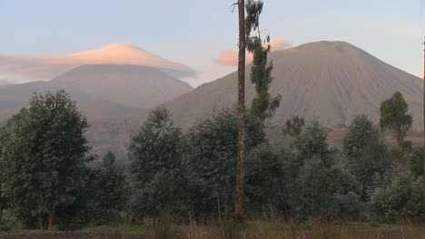 Se-Forma-Una-Extraña-Formación-De-Nubes-En-La-Cima-De-La-Cadena-De-Volcanes-Virunga-En-La-Frontera-Congo-De-Ruanda
