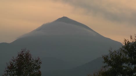 Ein-Wunderschöner-Zeitraffer-Von-Wolken,-Die-über-Die-Spitze-Eines-Virunga-Vulkans-An-Der-Grenze-Zu-Ruanda-Kongo-Wehen