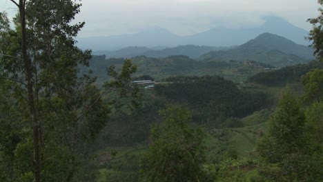 Langsamer-Schwenk-über-Die-üppigen-Landschaften-Rund-Um-Die-Virunga-Vulkane-An-Der-Grenze-Zum-Kongo-Und-Ruanda