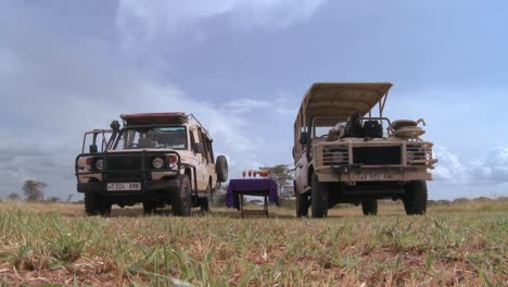 Safari-Jeeps-Parken-Auf-Den-Ebenen-Afrikas