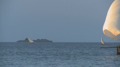 Ein-Wunderschönes-Dhau-Segelboot-Fährt-An-Der-Küste-Von-Sansibar-Vorbei