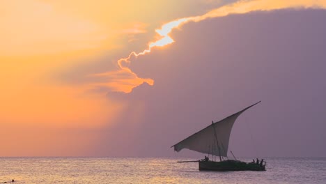 Eine-Wunderschöne-Sonnenuntergangsaufnahme-Von-Dhow-Segelbooten,-Die-Vor-Der-Küste-Von-Sansibar-Segeln?