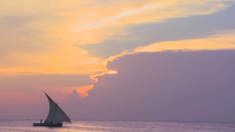 Ein-Dhau-Segelboot-Segelt-Während-Eines-Wunderschönen-Tropischen-Sonnenuntergangs-Entlang-Der-Küste-Von-Sansibar