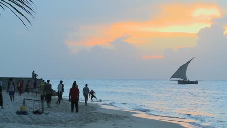Ein-Dhau-Segelboot-Segelt-Bei-Sonnenuntergang-Vor-Der-Küste-Von-Sansibar