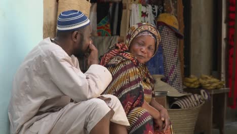 Dos-Vendedores-Se-Sientan-Y-Hablan-En-Las-Calles-De-Stone-Town-Zanzibar