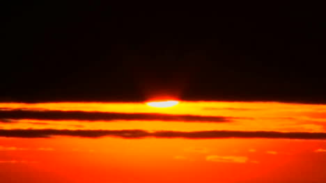 Die-Letzten-Sonnenstrahlen-Verschwinden-Hinter-Dunklen-Wolken
