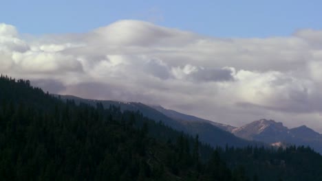 Las-Nubes-Ruedan-Sobre-Las-Montañas-De-Sierra-Nevada-Cerca-Del-Lago-Tahoe.