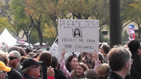 La-Gente-Sostiene-Carteles-Graciosos-En-El-Mitin-De-Jon-Stewart-Stephen-Colbert-En-Washington-Dc