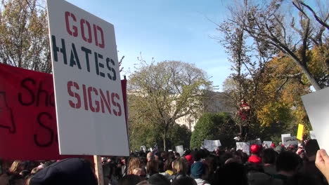 Ein-Schild-Verkündet-Ironisch,-Dass-Gott-Schilder-Bei-Der-Jon-Stewart-Rallye-Hasst