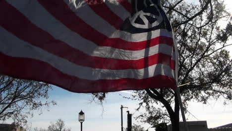 Un-Hombre-Sostiene-Una-Bandera-Americana-Con-Un-Signo-De-La-Paz-En-Un-Mitin-Político-En-Washington-DC