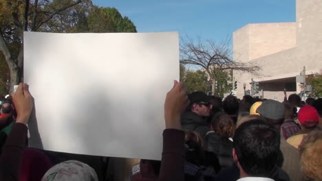 Bei-Einer-Kundgebung-Wird-Ein-Leeres-Schild-Hochgehalten,-Auf-Das-Sie-Ihren-Eigenen-Slogan-Setzen-Können