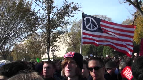 Eine-Friedensflagge-Weht-Bei-Einer-Politischen-Kundgebung-In-Washington,-D.C