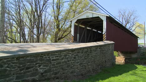 Ein-Amish-Horse-And-Buggy-Cart-Durchquert-Eine-überdachte-Brücke-Im-Ländlichen-Lancaster-Pennsylvania