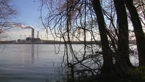 Ein-Kraftwerk-Mit-Schornsteinen-In-Der-Nähe-Eines-Flusses-2