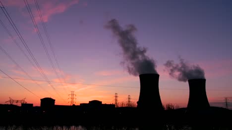 Schöner-Zeitraffer-Des-Sonnenuntergangs-Hinter-Einem-Atomkraftwerk
