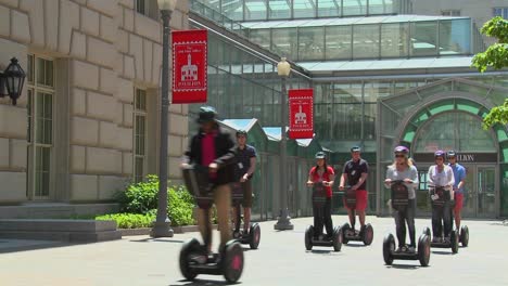 Personas-Viajan-En-Segways-En-Un-área-Al-Aire-Libre-1