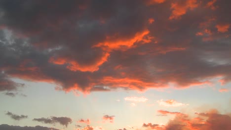 Helloranges-Licht-Reflektiert-Zeitrafferwolken-Bei-Sonnenuntergang