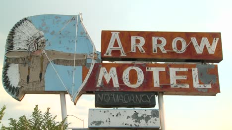 Ein-Altes-Motel-Schild-Und-Ein-Indianer-Mit-Pfeil-Und-Bogen