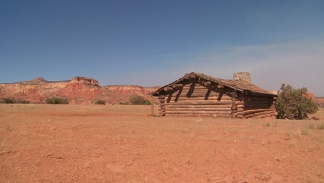 Nice-traveling-shot-of-a-desert-cabin