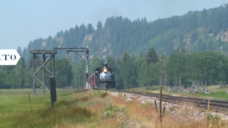 Un-Tren-De-Vapor-Pasa-Por-Las-Montañas-Rocosas