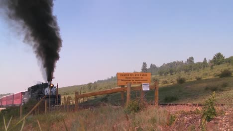 Ein-Dampfzug-Nähert-Sich-Einem-Bahnübergang