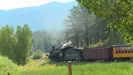 Un-Tren-De-Vapor-Se-Mueve-Viaja-Por-El-Campo-En-Las-Montañas-Rocosas