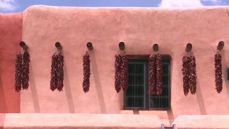 Chilischoten-Hängen-Vor-Einem-Neuen-Gebäude-In-Mexiko-In-Taos-1