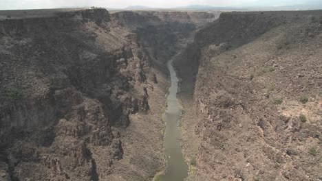 The-Rio-Grande-Río-snakes-through-a-New-Mexico-canyon-1