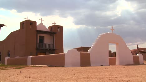 Eine-Alte-Adobe-Kirche-Steht-Am-Taos-Pueblo-In-New-Mexico