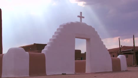 Am-Taos-Pueblo-Leuchtet-Ein-Christliches-Kreuz-Vor-Einem-Himmlischen-Himmel