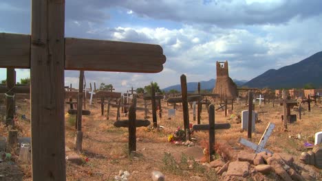 Tumbas-Y-Cruces-Cristianas-En-El-Cementerio-Del-Pueblo-De-Taos