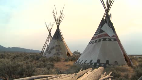 Indianer-Tipis-Stehen-In-Einem-Lager-Der-Amerikanischen-Ureinwohner-1