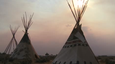 Indianer-Tipis-Stehen-Bei-Sonnenuntergang-In-Einem-Lager-Der-Amerikanischen-Ureinwohner