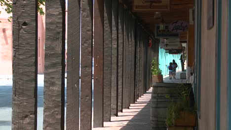 Establishing-shot-of-downtown-Santa-Fe-New-Mexico-with-wooden-archways