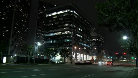 Eine-Straße-In-Der-Innenstadt-Von-Los-Angeles-Bei-Nacht-1