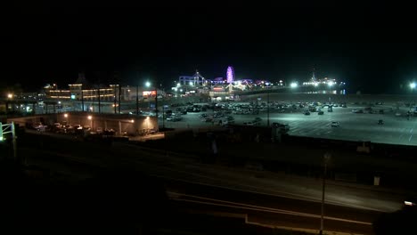 Eine-Nachtaufnahme-Vom-Santa-Monica-Pier-In-Los-Angeles-Und-Verkehr