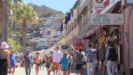 Summer-crowds-on-the-boardwalk-at-Catalina-Island-in-Southern-California