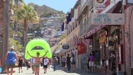 Summer-crowds-on-the-boardwalk-at-Catalina-Island-in-Southern-California-1