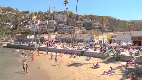 Classic-Southern-California-tourist-resort-scene-at-Avalon-Catalina-Island-1