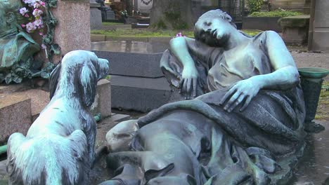 Eine-Skulptur-Auf-Einem-Friedhof-Zeigt-Einen-Treuen-Hund,-Der-Darauf-Wartet,-Dass-Sein-Besitzer-Aufwacht