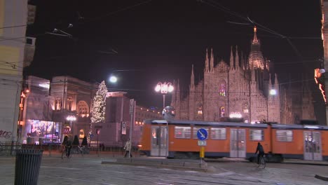 Un-Tranvía-Pasa-Por-La-Noche-En-Una-Calle-Frente-A-La-Catedral-Del-Duomo-De-Milán-Italia-1